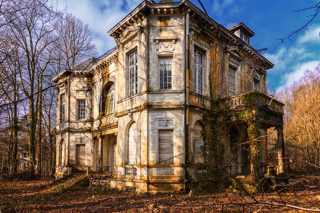 La spaventosa Villa delle Streghe a Cortenova, Italia