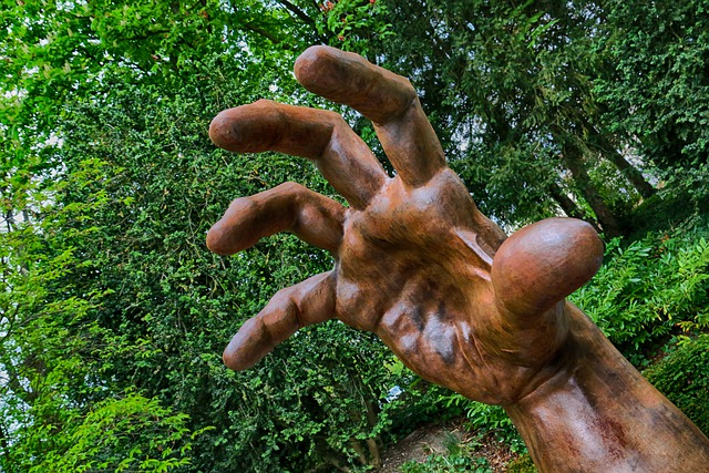 Scultura mano gigante