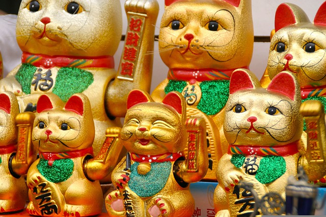 La leggenda Maneki Neko statuina a forma di gatto